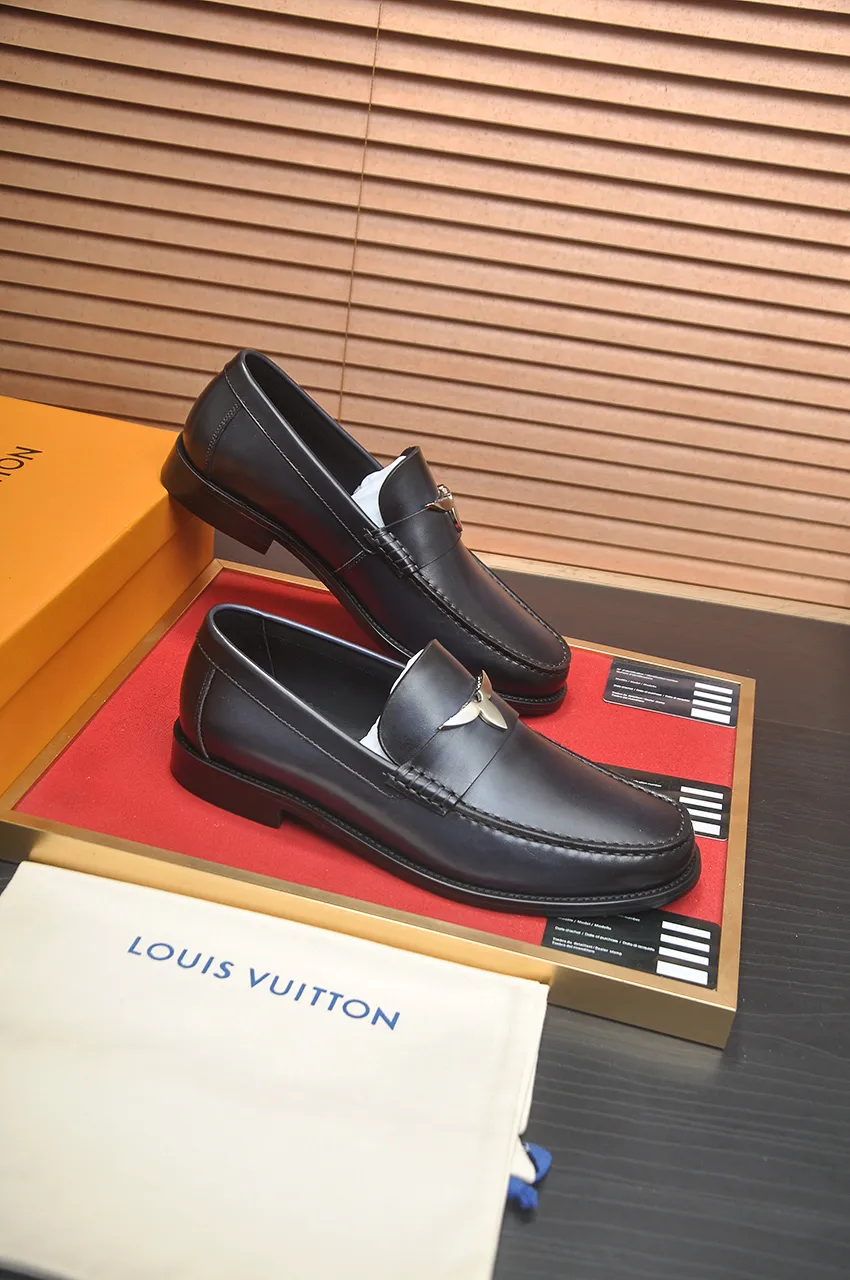 Men's men's shoes 💰560💶 [LV] (original single cowhide lining) 🍀LV's latest genuine leather business suit shoes are launched simultaneously on the official website. The first-layer cowhide imported from Italy is made of heavy gold, 💥1:1 rubber outsole from the official website. Versatile to wear, high-end without losing class, and the color combination is extraordinary. This four-season style is alluring when worn on your feet, showing off your big-name flair. Standard code 38-44 (45 customized)